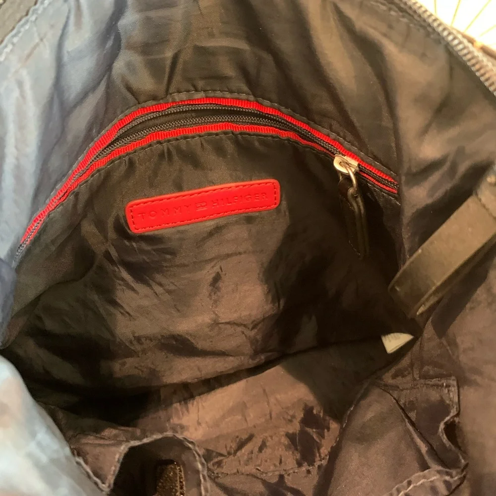 Tommy Hilfiger Garden Classics II-Medium Crossbody - Picture 8 of 9